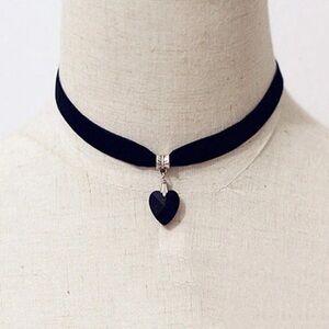 Elegant Black Heart Pendant Choker